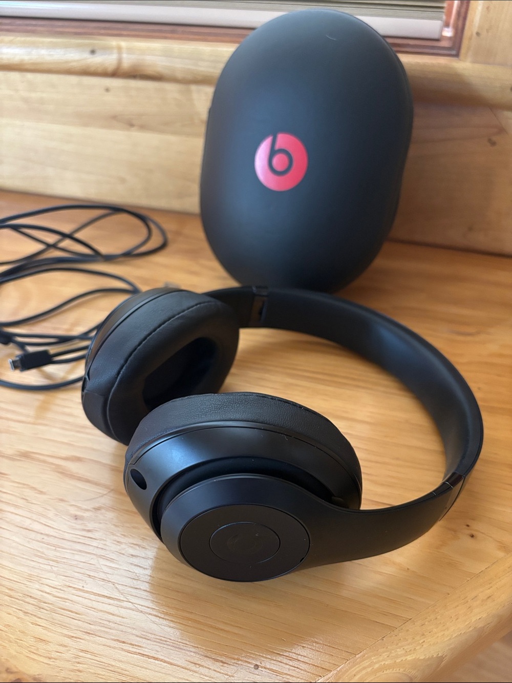 Beats Noise Cancelling Headphones in Black with Red Logo in excellent condition